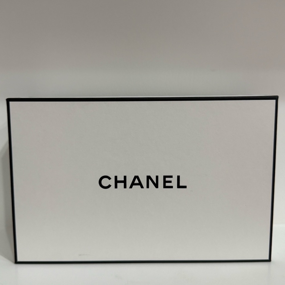 Chanel Gift Box - Picture 4 of 15